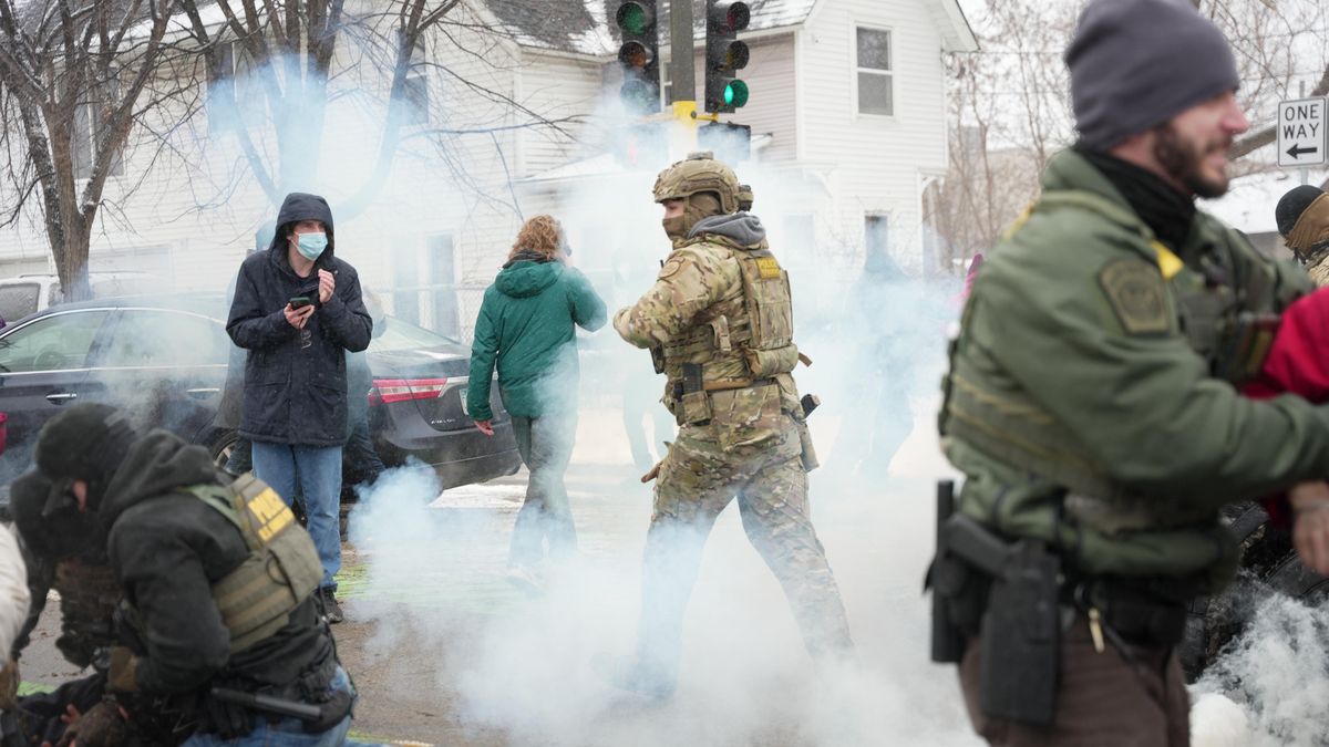 Agenti měli zákaz použít proti poklidným demonstrantům v Minneapolisu slzný plyn. Odvolací soud opatření zrušil